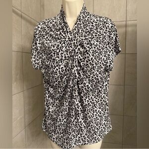 EUC Tahari short sleeve wrap neck leopard print top, size Extra Large